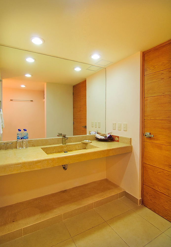 Hotel Ixzi Plus 12/63