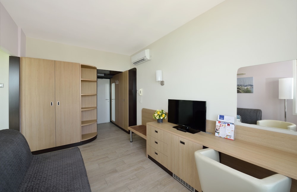 Marina Hotel 38/65