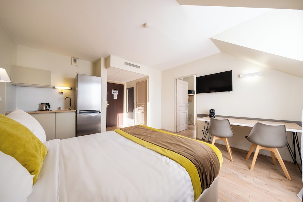 Apartment, Queen Bed, Sofa