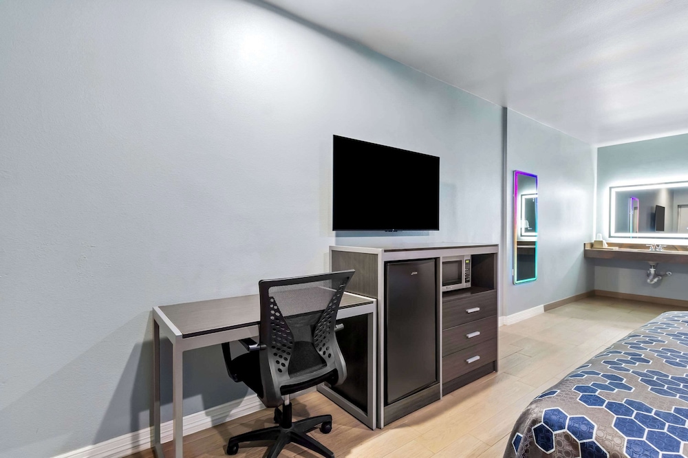 Econo Lodge Inn & Suites Channelview - Houston East 25/37