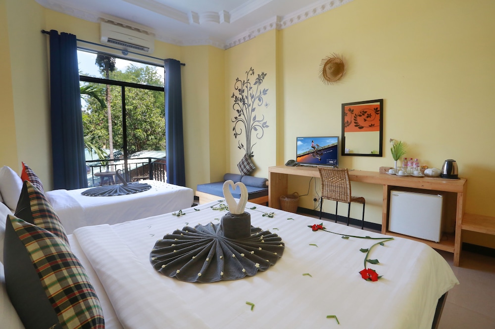 غرفة ديلوكس عائلية بسرير كينج وسرير فردي بشرفة، Central Indochine D Angkor Hotel 9/10
