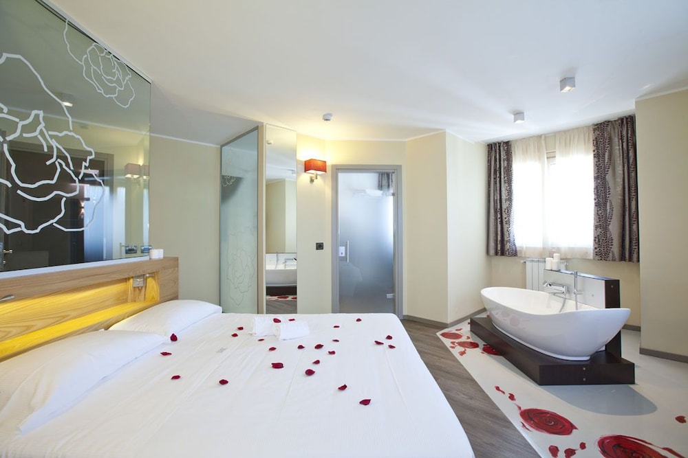 Harmony Suite Hotel 41/44