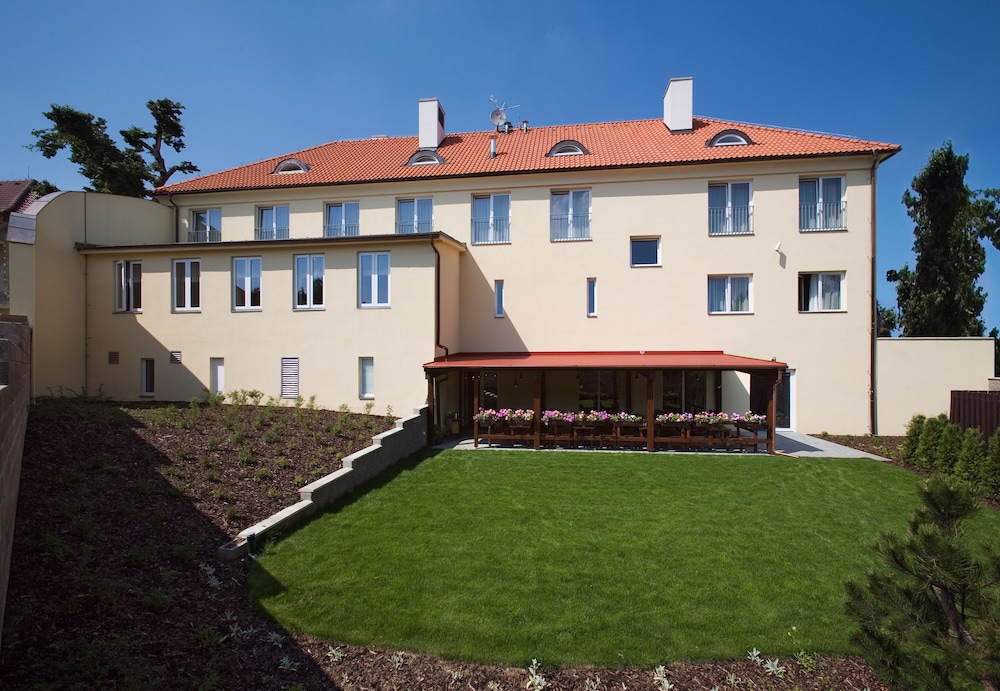 Dolce Villa Hotel 55/57