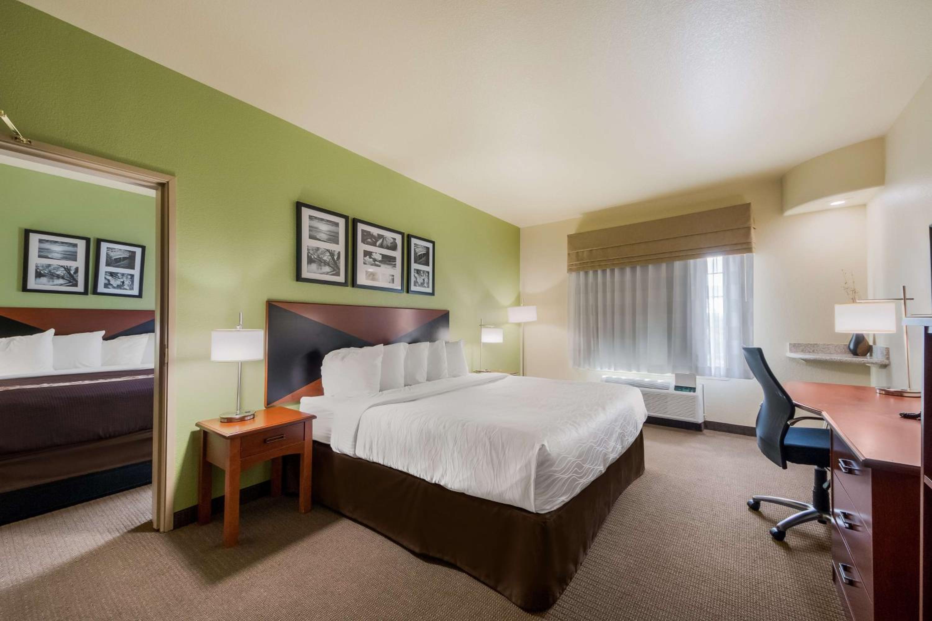 Suite, King Bed, Accessible
