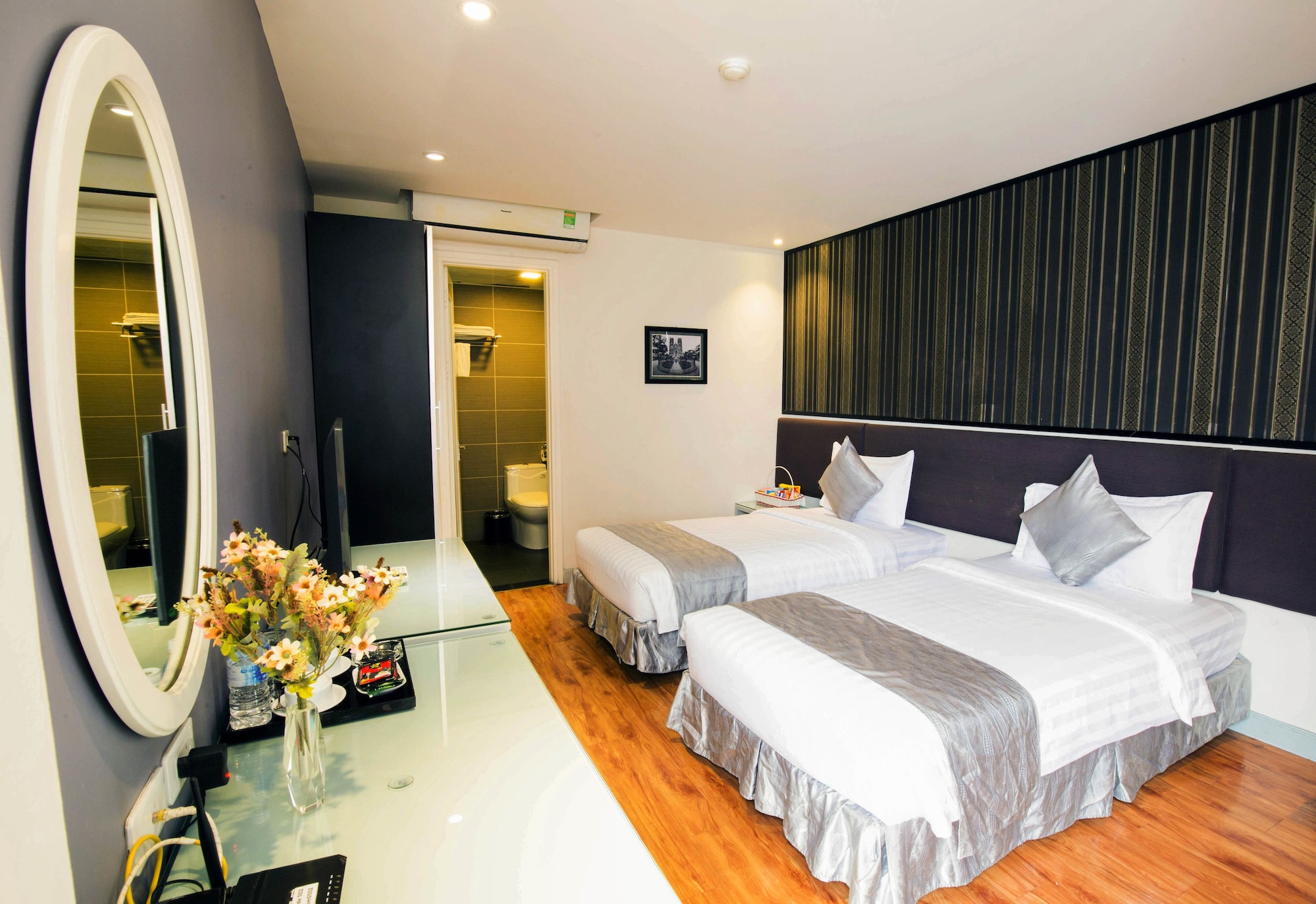 DELUXE, TWIN BEDS