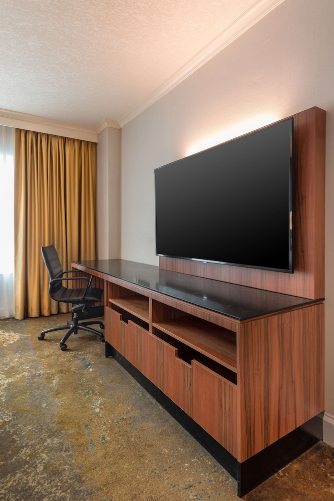HYATT REGENCY CALGARY 57/68