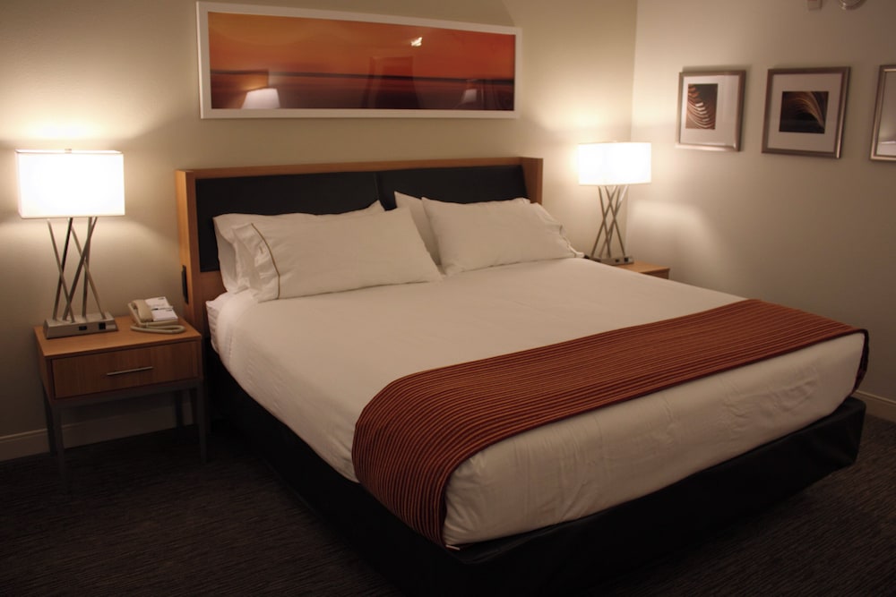 Holiday Inn Express Munising-Lakeview 37/68