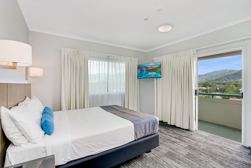 SUITE, QUEEN BED