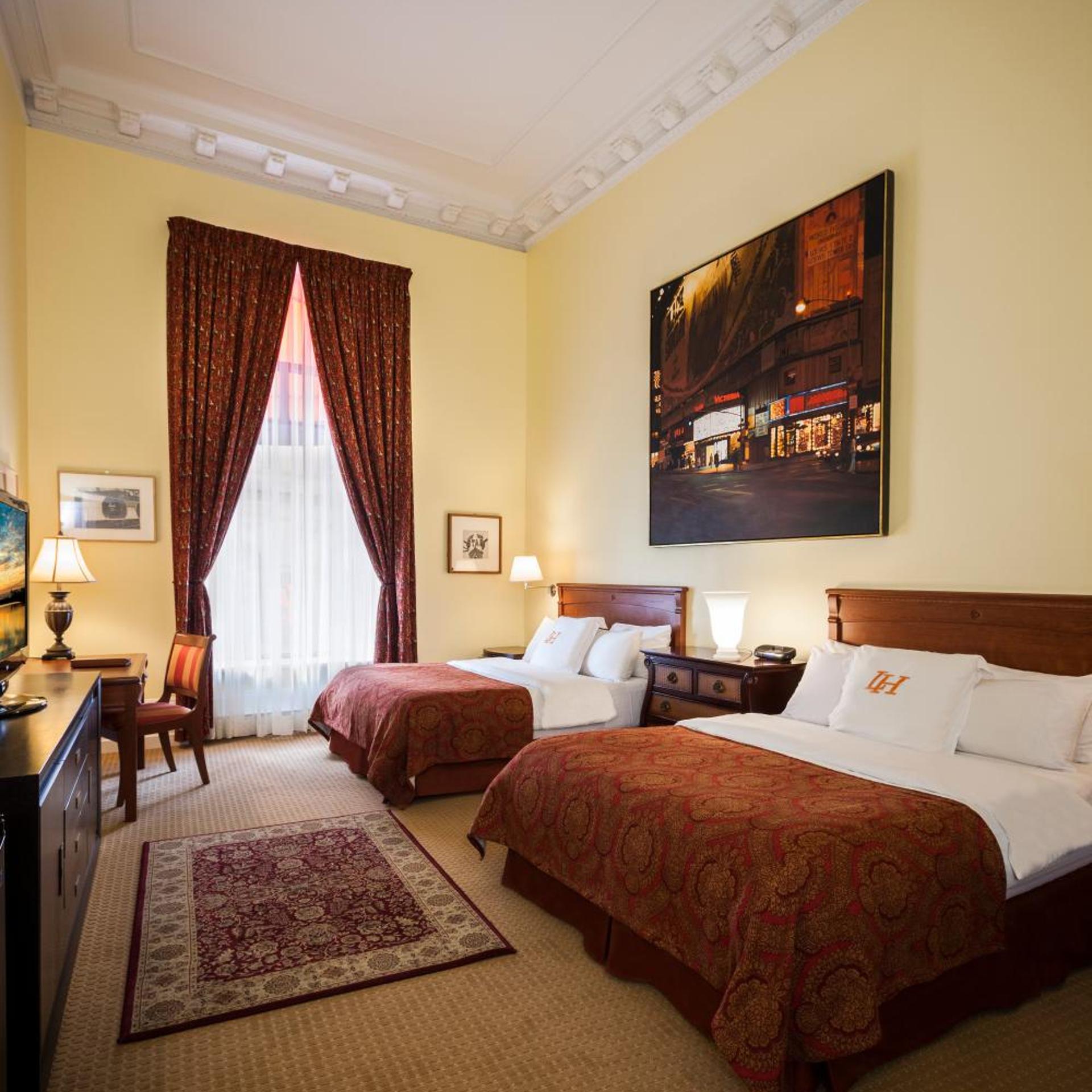 Superior, King Bed, 2 Queen Beds
