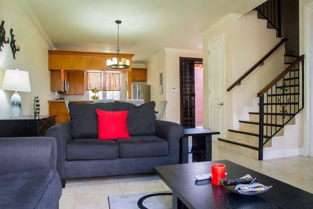 New Kingston Guest Apt At Sonoma Estate 13/26
