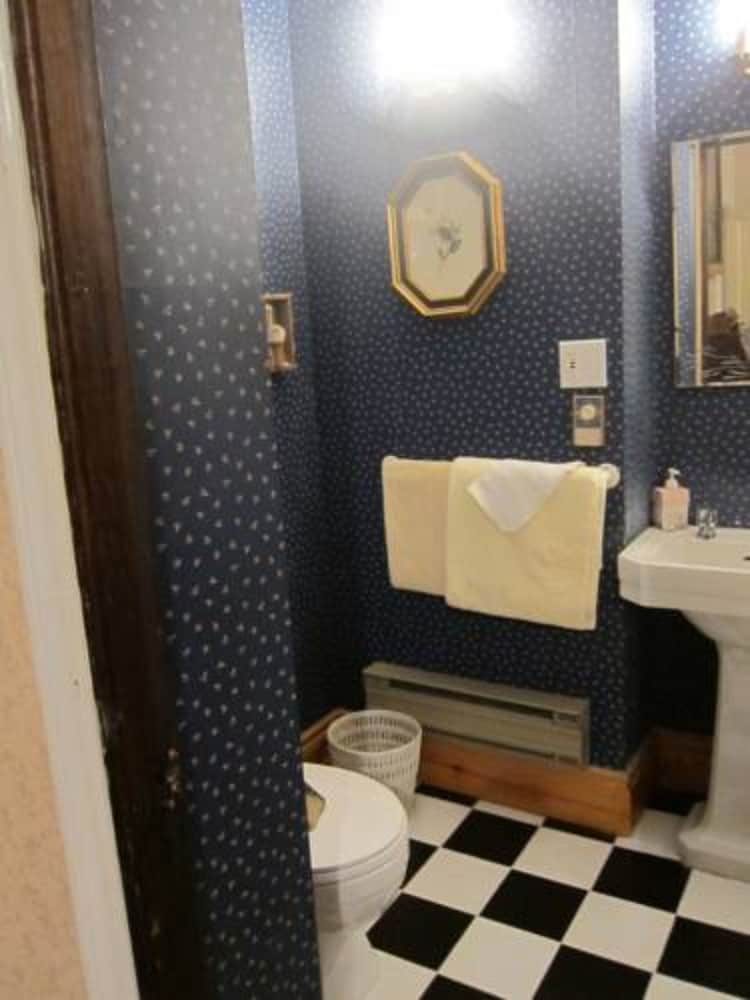 Pimblett's Downtown Toronto B&B 45/47