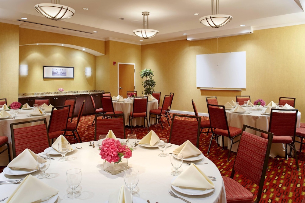Courtyard by Marriott West Homestead Waterfront 20/26