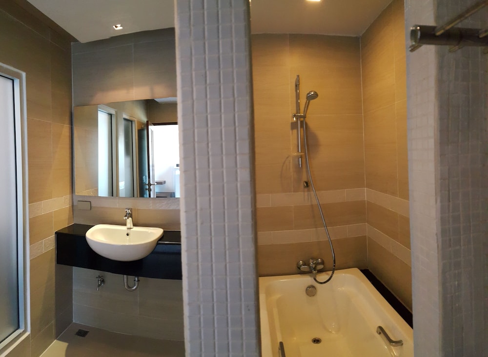 April Suites 30/64