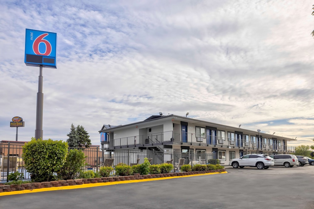 Motel6 Oshkosh, WI 53/67