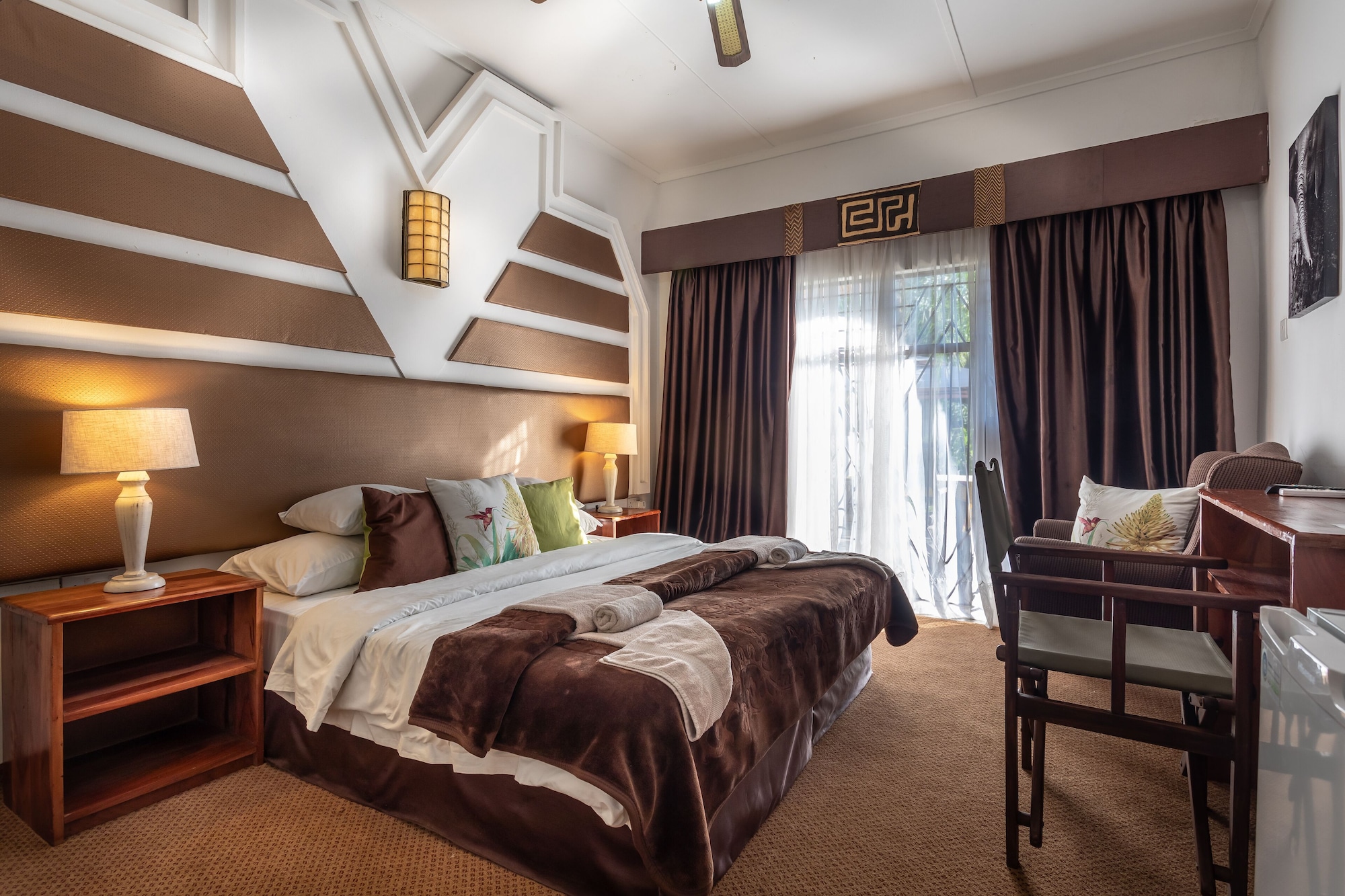 DELUXE, DOUBLE OR TWIN BED
