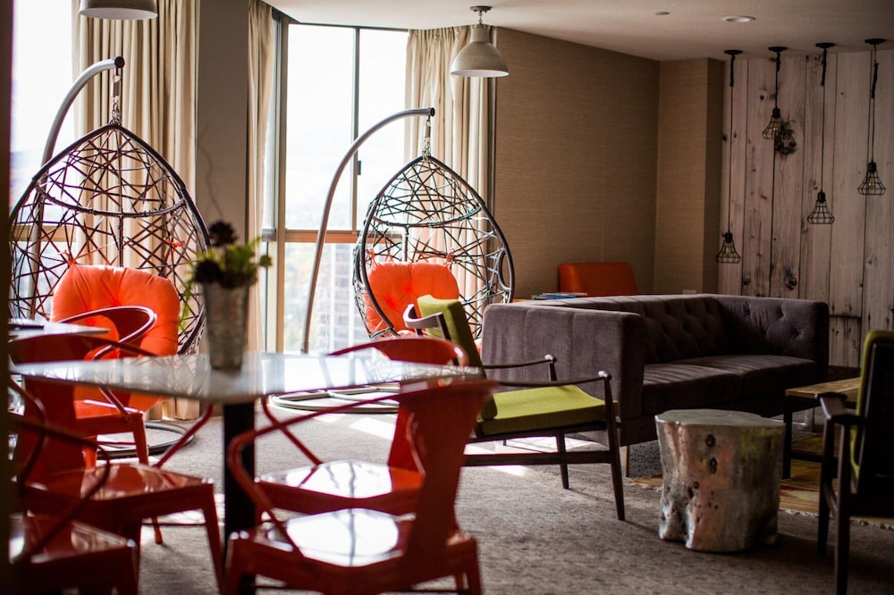 Whitney Peak Hotel Reno, Tapestry Collection by Hilton 26/46
