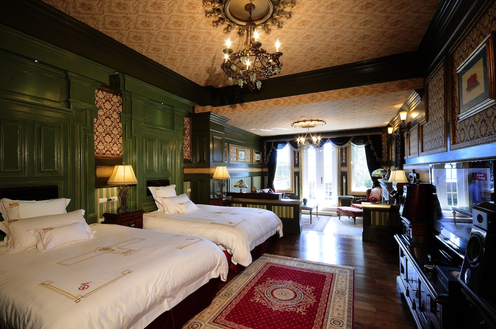 The Old England Manor 10/61