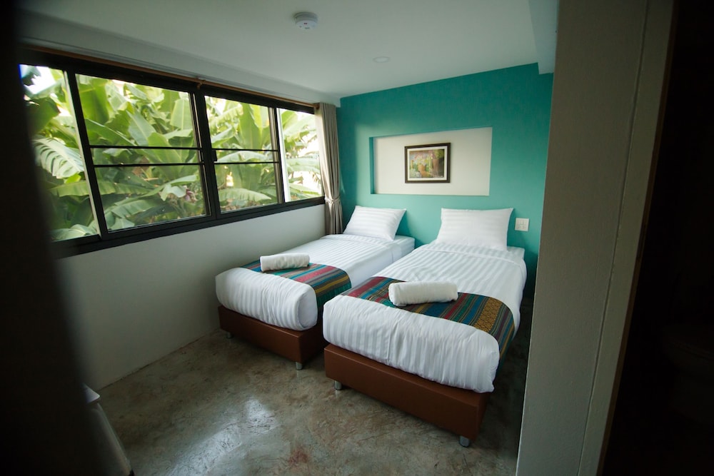 SUPERIOR, TWIN BEDS, PRIVATE BATHROOM