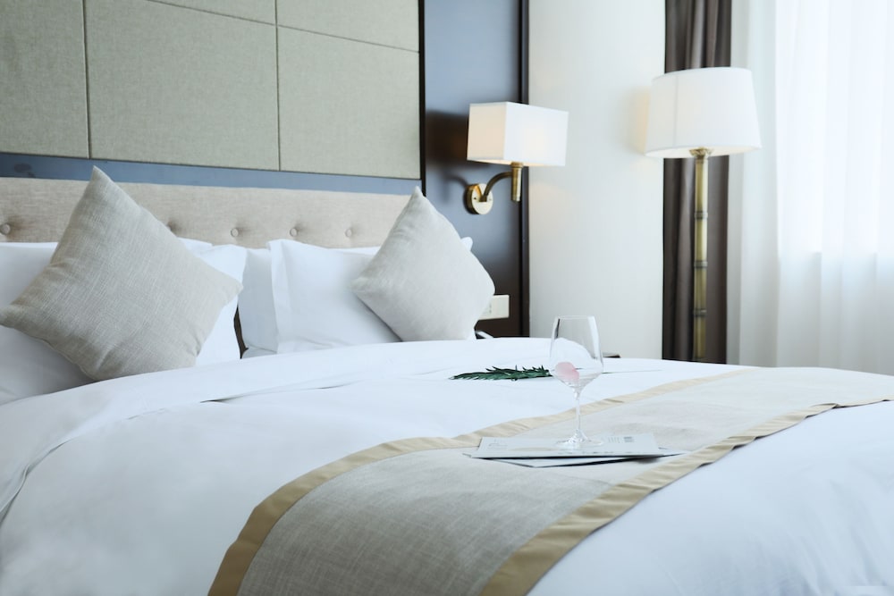 Hundred Hotel 17/60