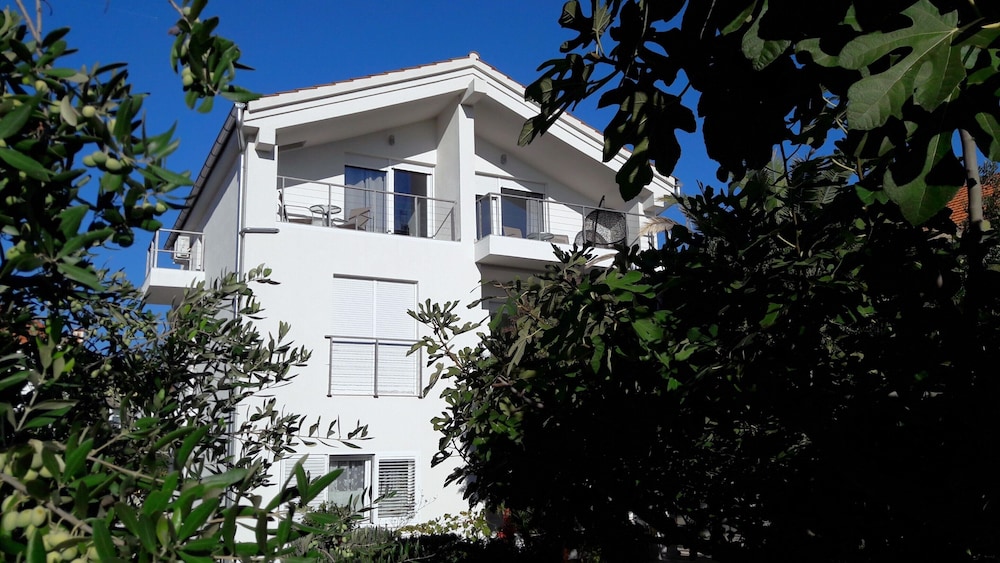 Refresh Boutique Apartments 3/50