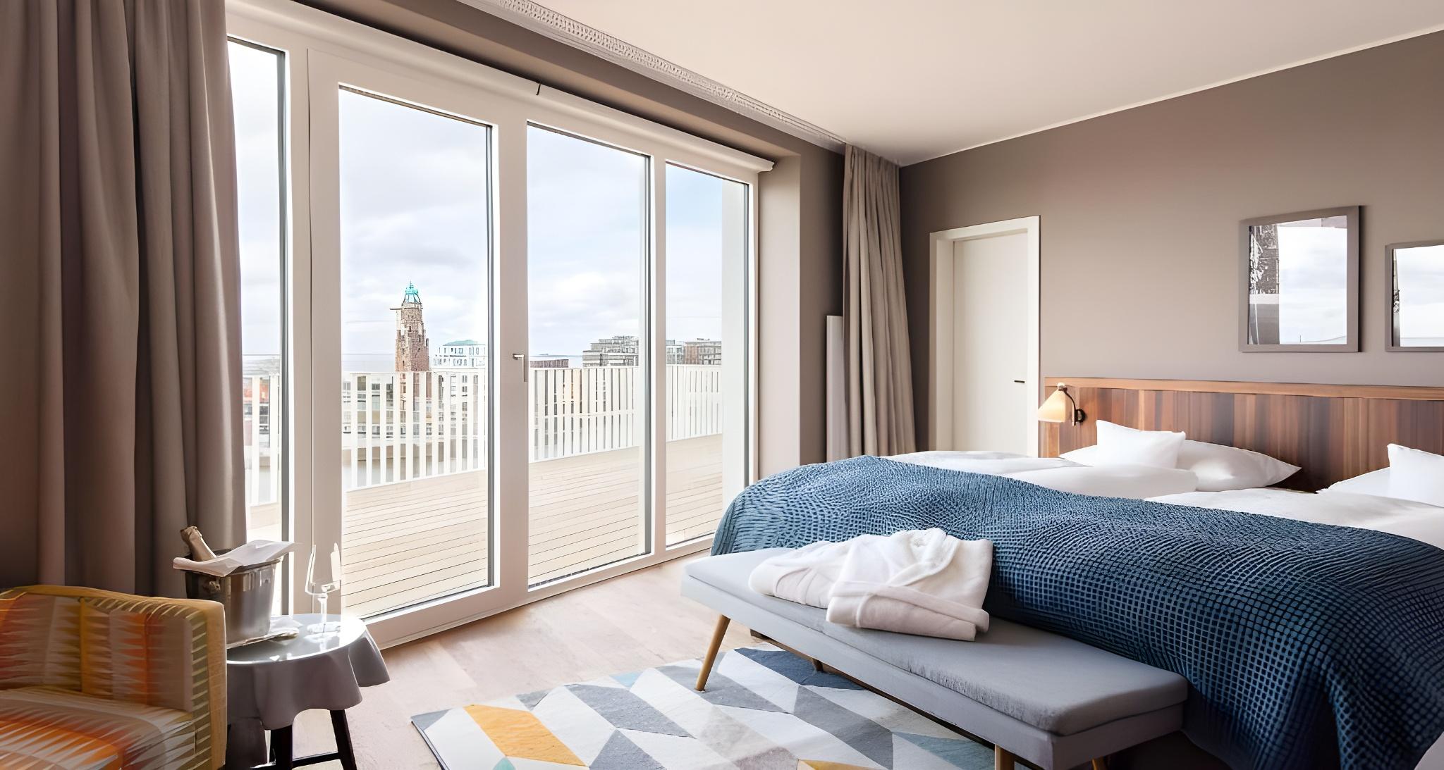 Junior Suite, Double Bed, Panoramic, Water View, Balcony, High Floor