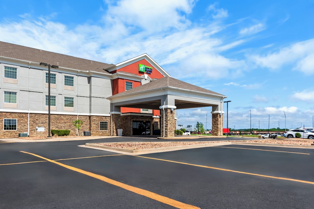 Holiday Inn Express Hotel and Suites Ada 55/57