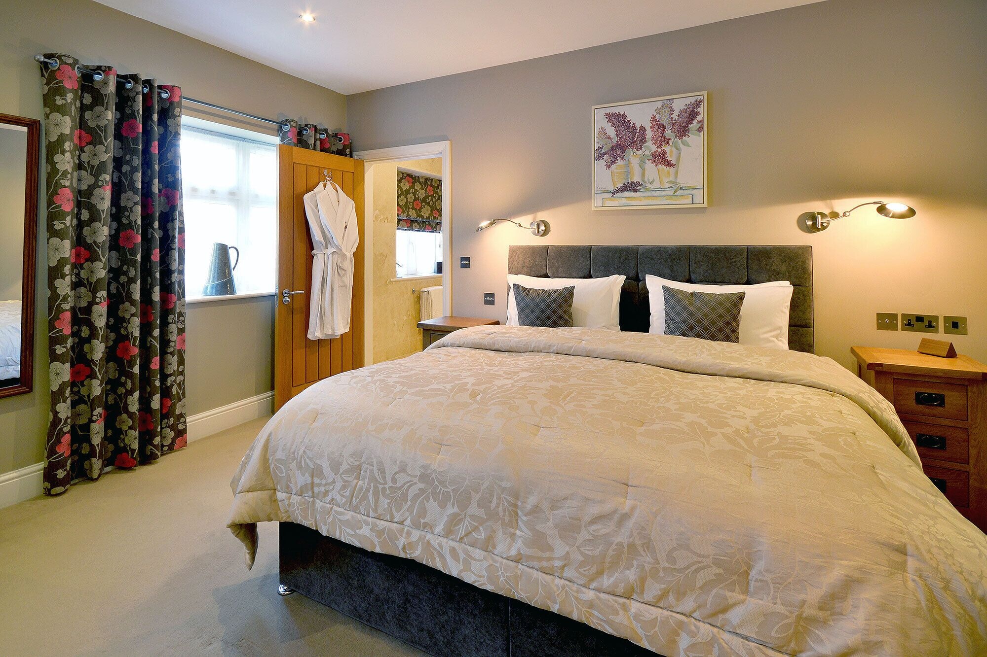 SUPERIOR, SUITE, HOT TUB