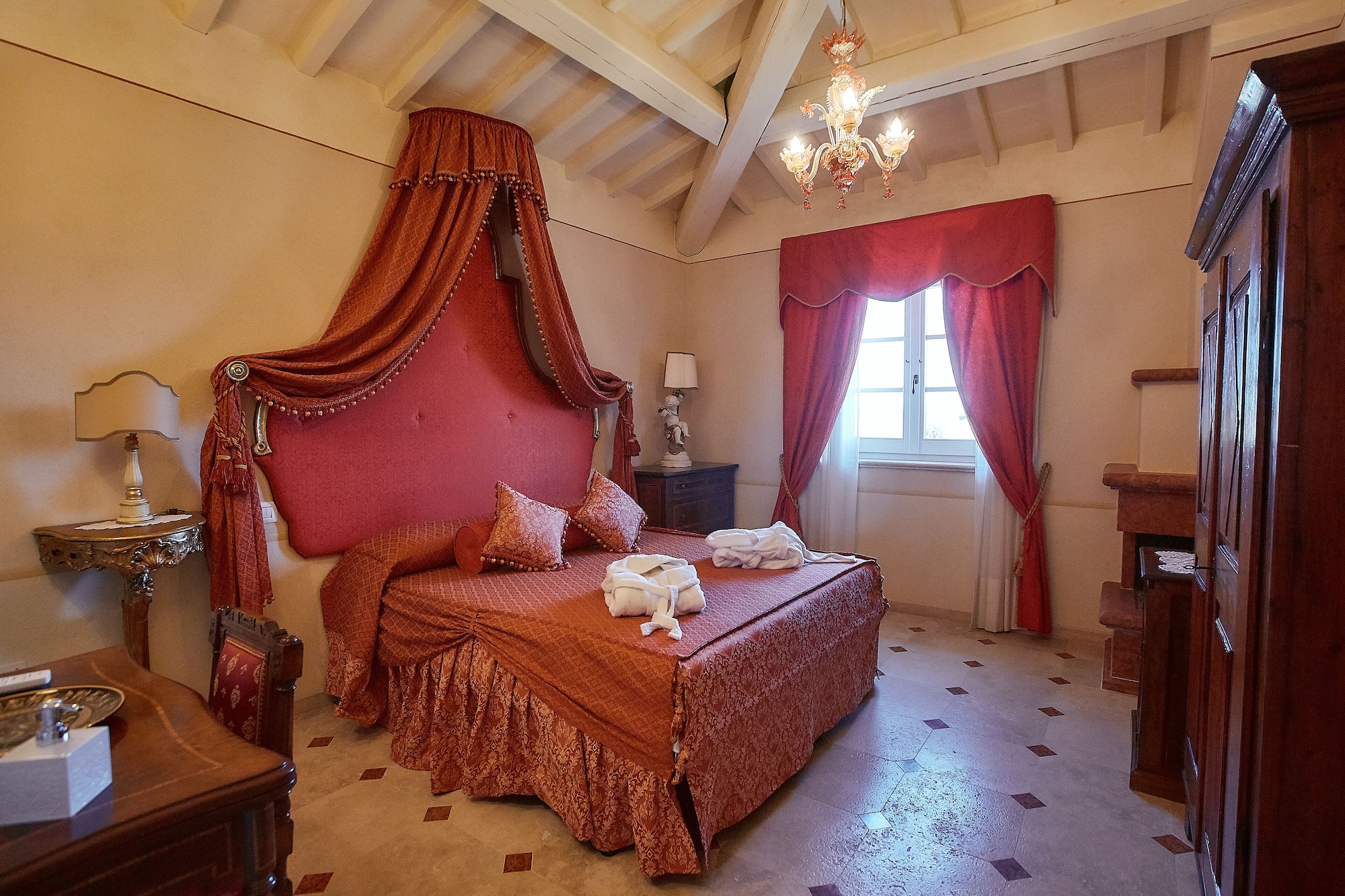 Romantic, 2 Queen Beds, External Bathroom