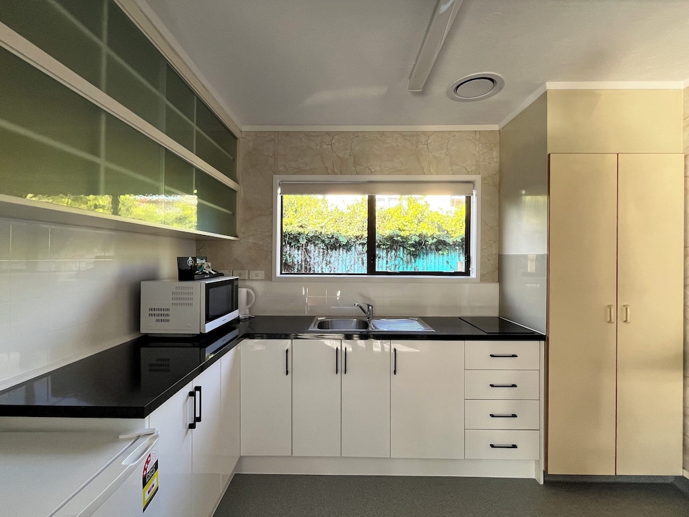 Beetham Park Motel 7/54