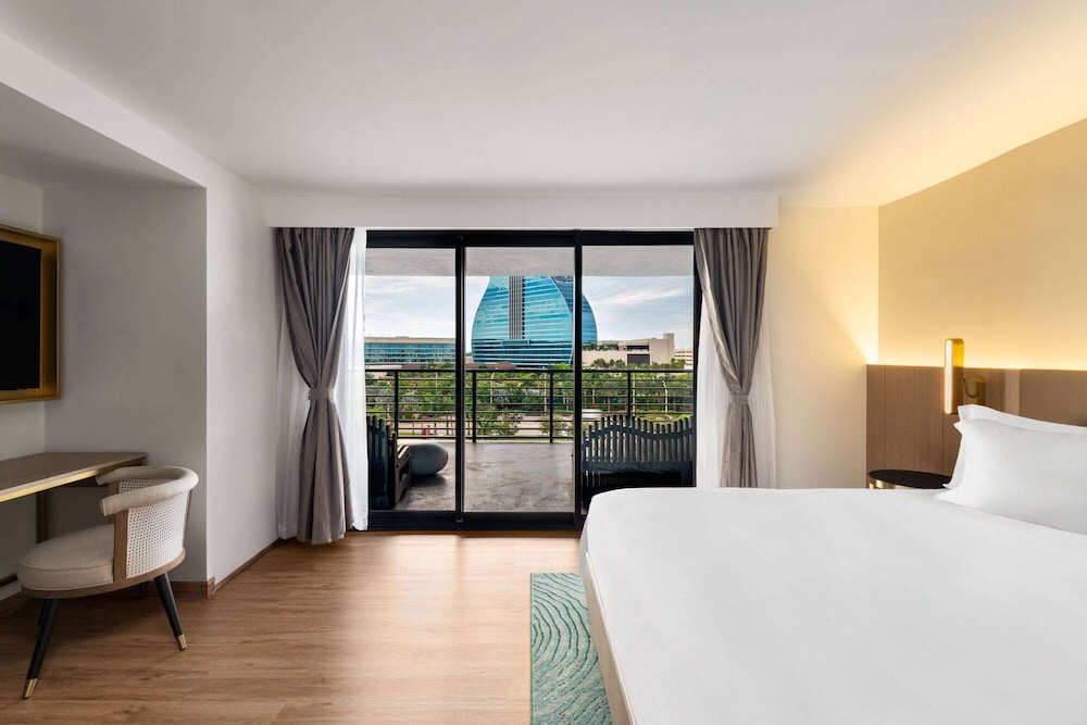 ROOM, KING BED, BALCONY