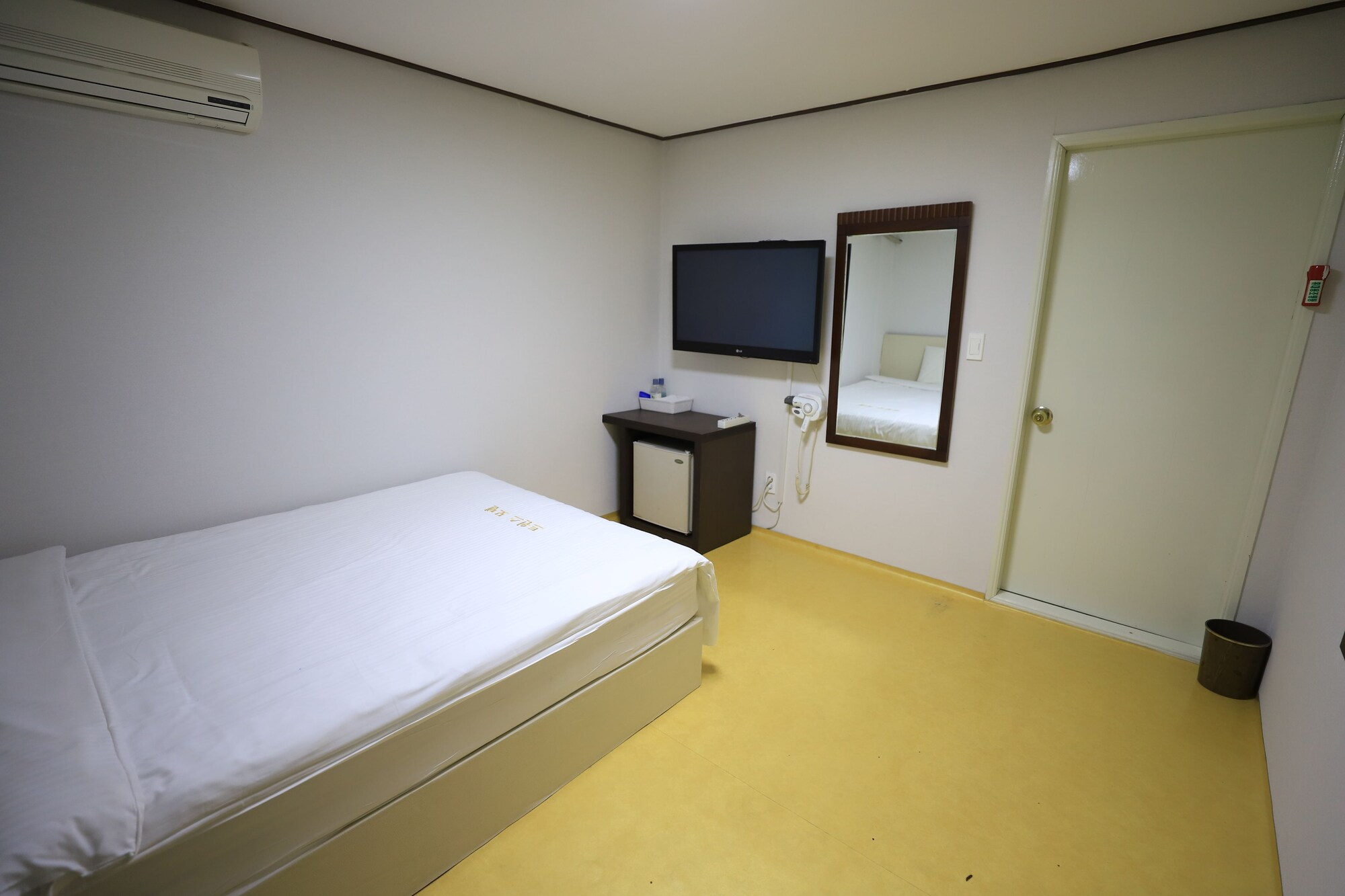 ROOM, DOUBLE BED