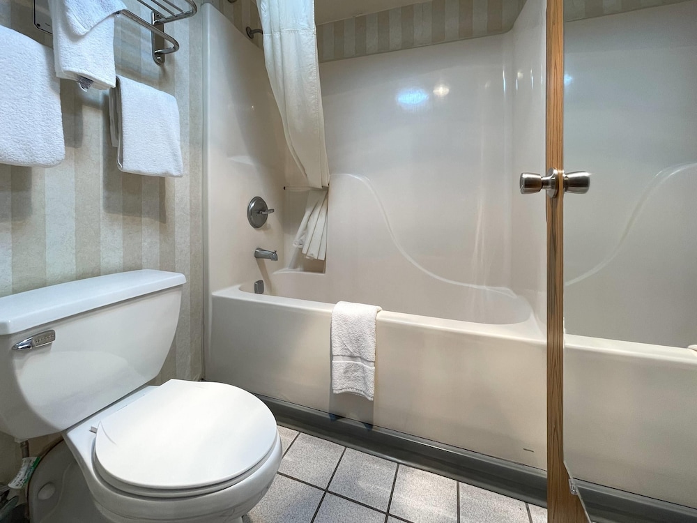 Quality Inn & Suites Gibsonia - Pittsburgh North PA 66/68