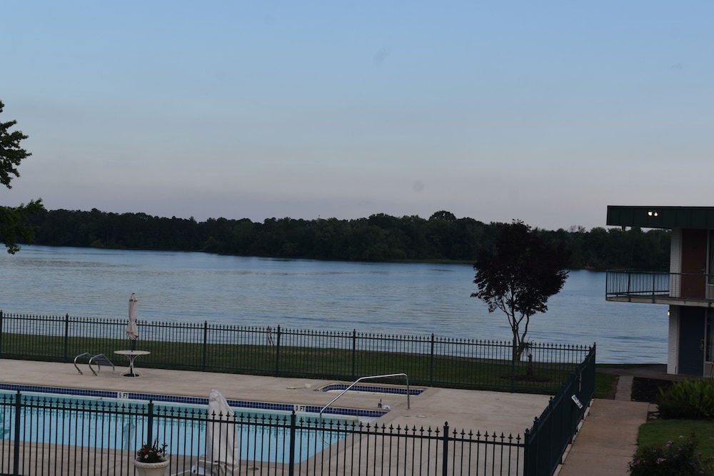 Super 8 by Wyndham Riverside AL 43/44