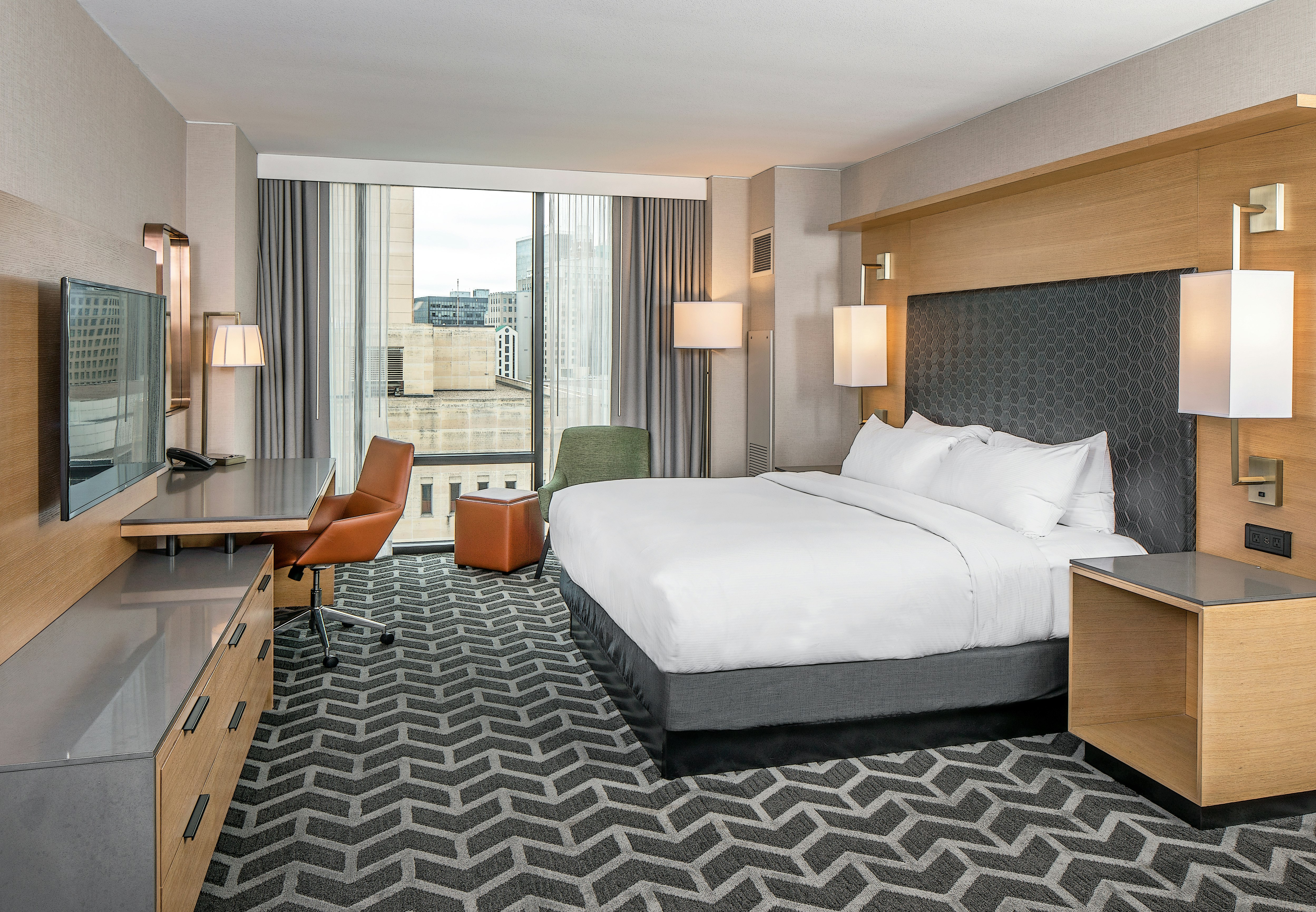 DELUXE, KING BED