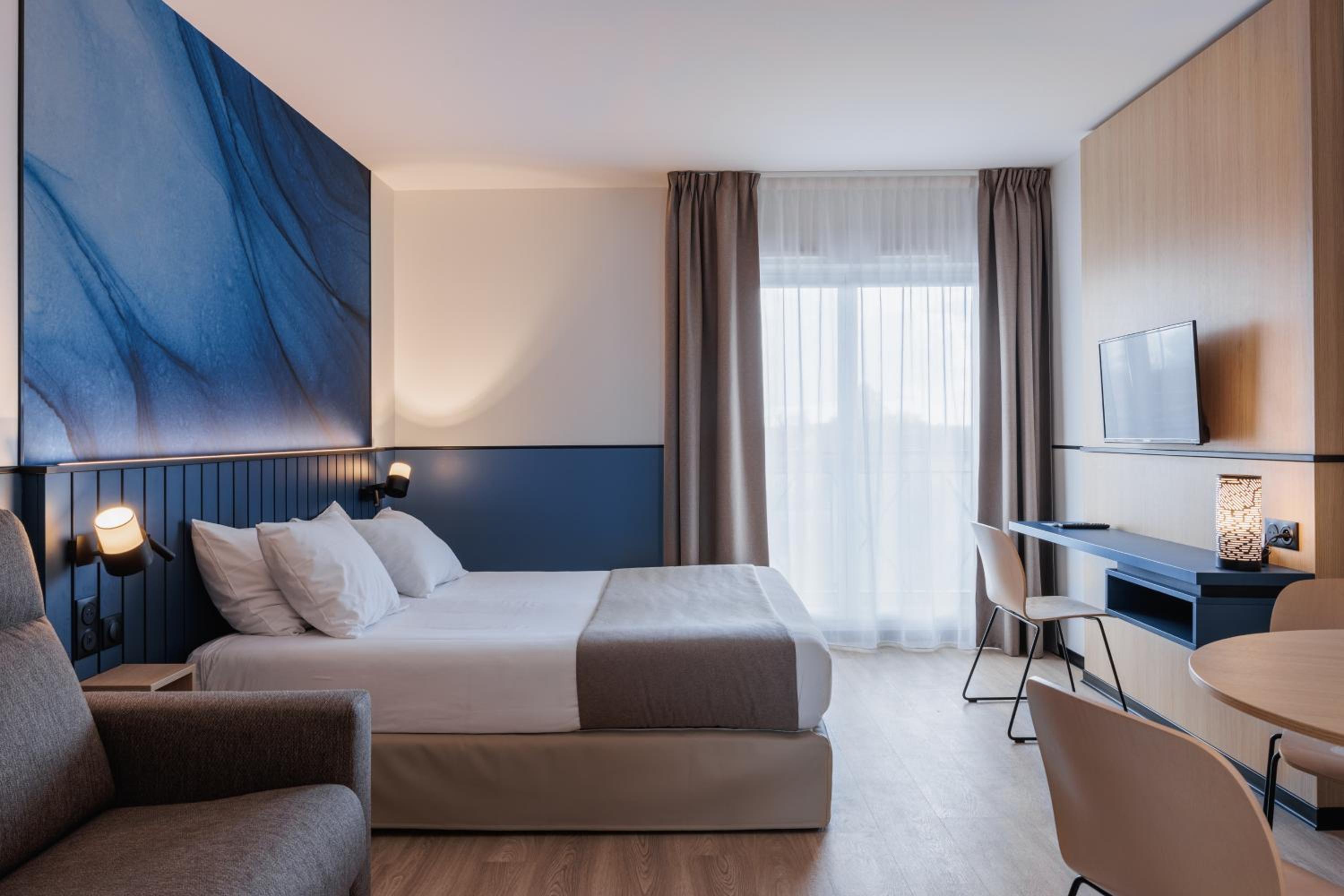 Studio, Double Bed, Sofa