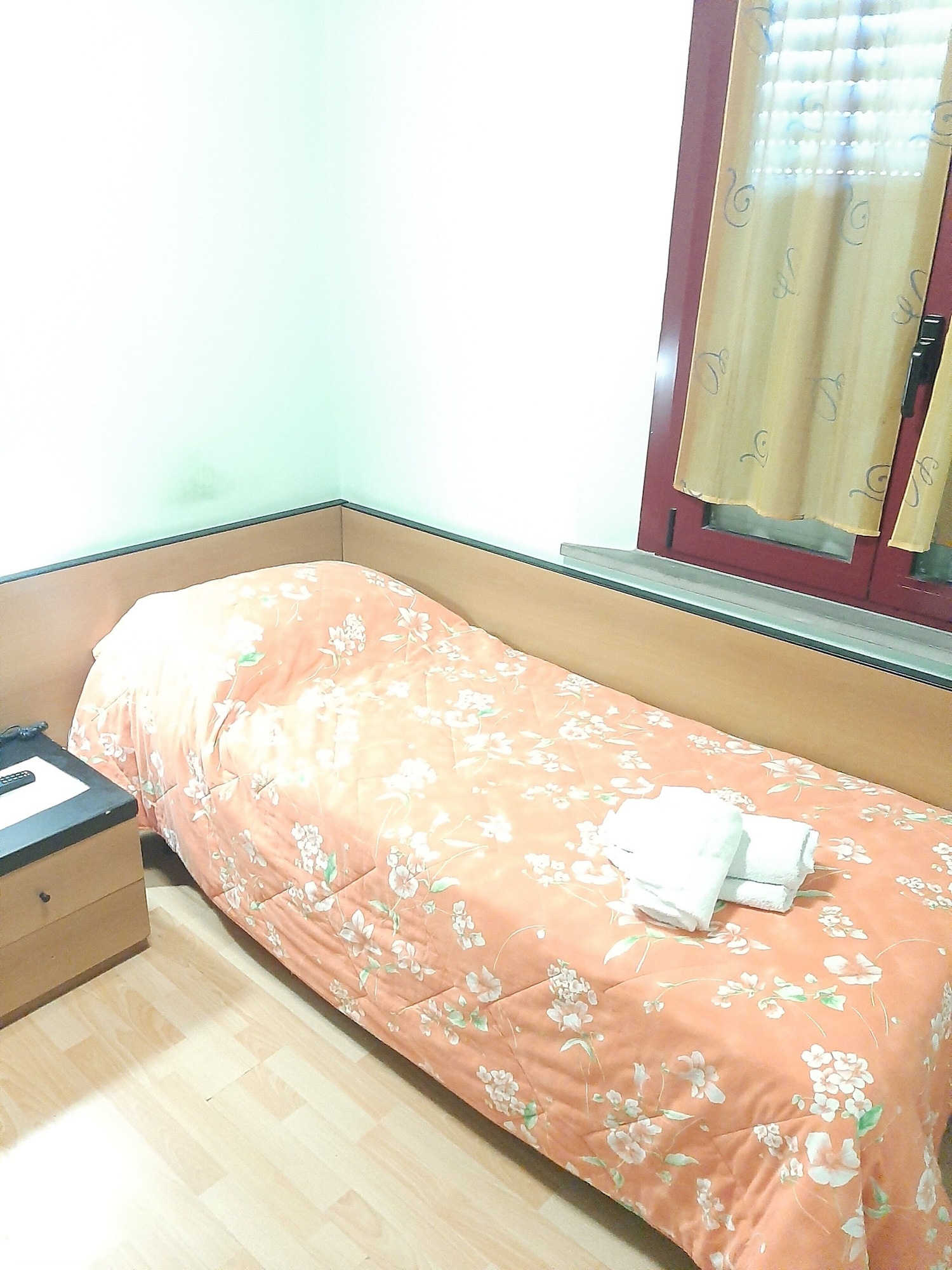ROOM, SINGLE