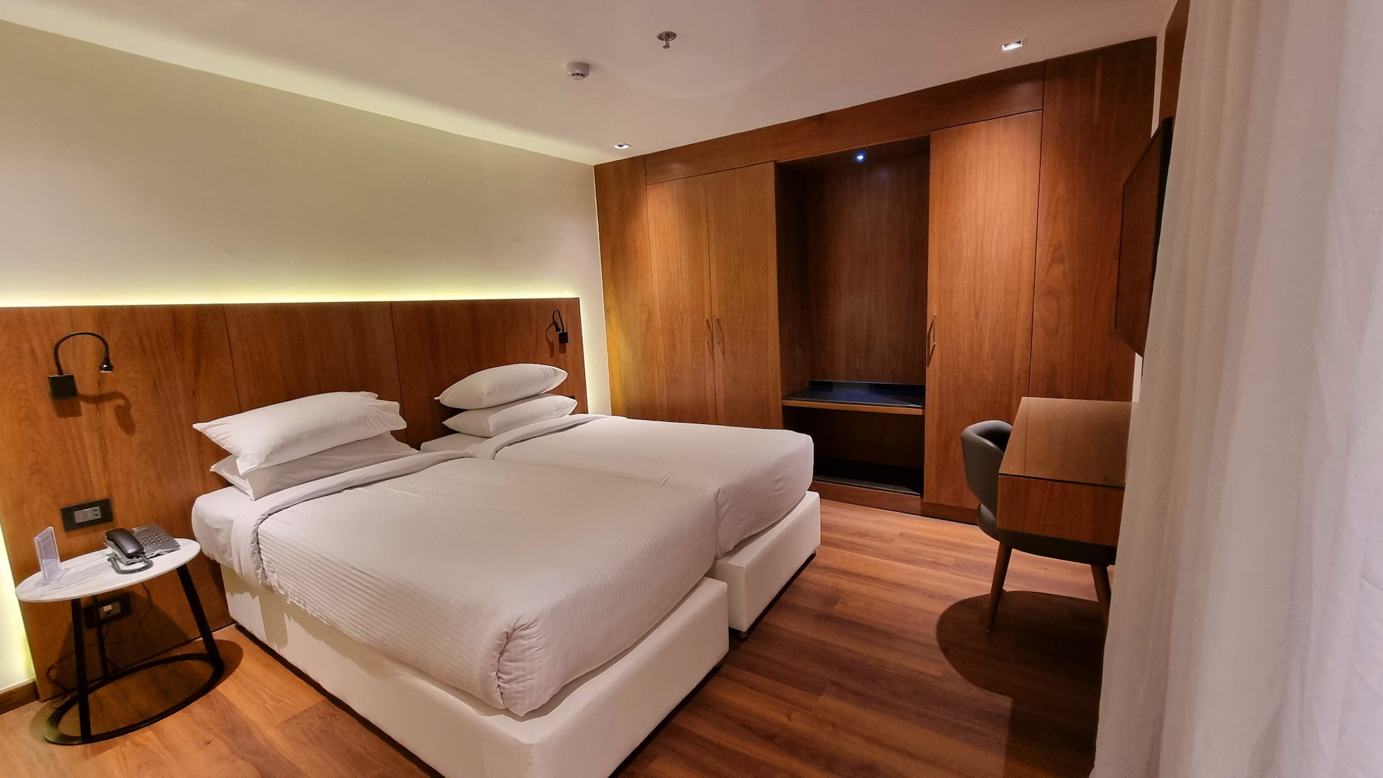 EXECUTIVE, BALCONY