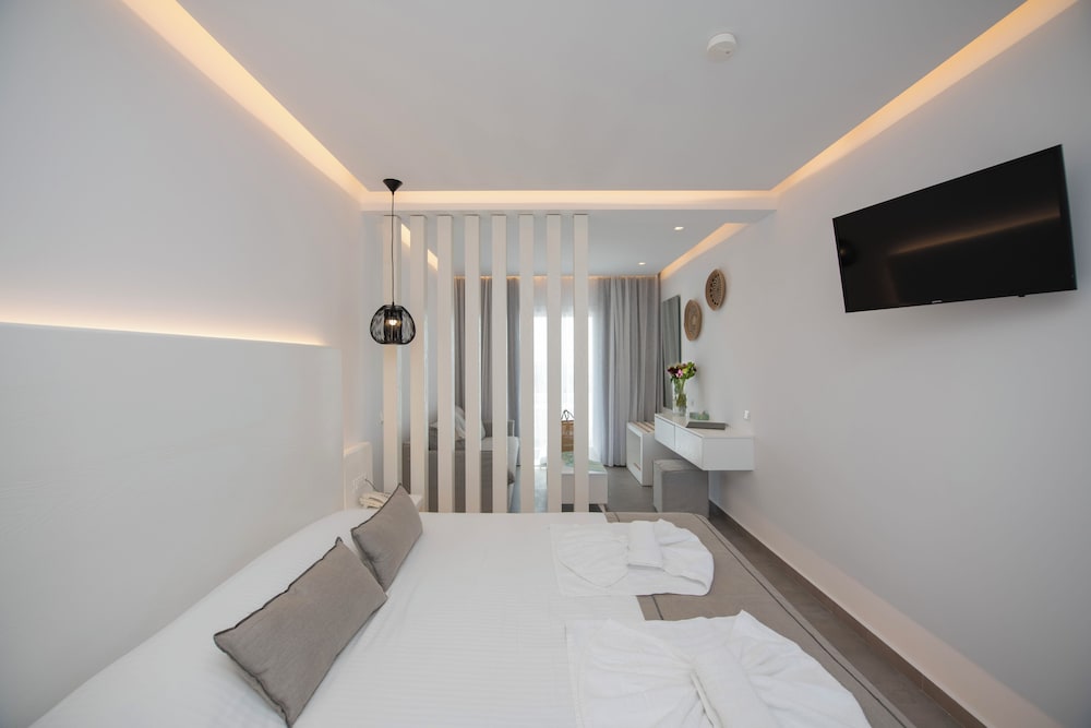 SUPERIOR, SUITE, KING BED, GARDEN VIEW, SOFA, DAY WING