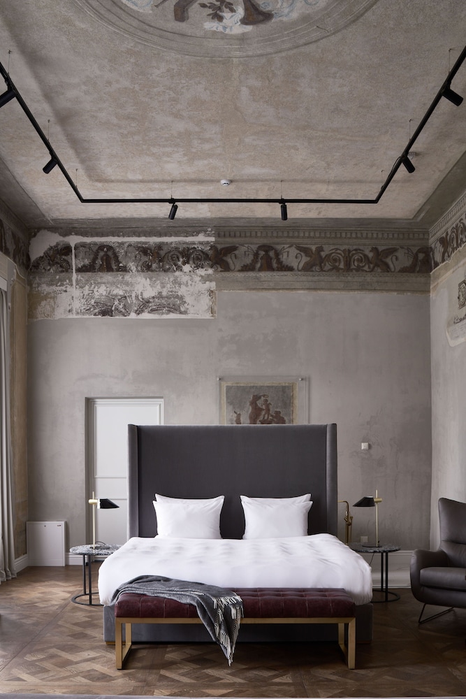 Signature, Courtyard, Suite, King Bed