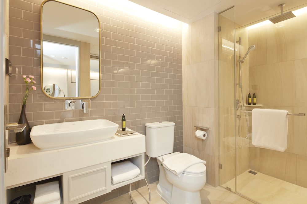 The Quarter Ploenchit by UHG 50/50