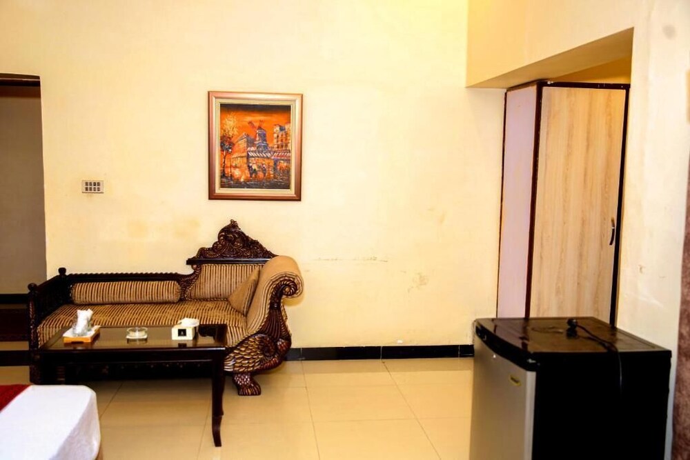 SHELTON HOUSE, LAHORE 20/24