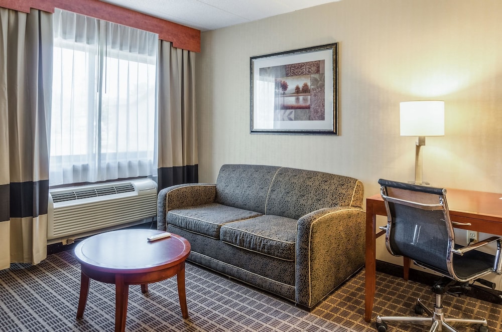Comfort Inn & Suites West Springfield, MA 27/35