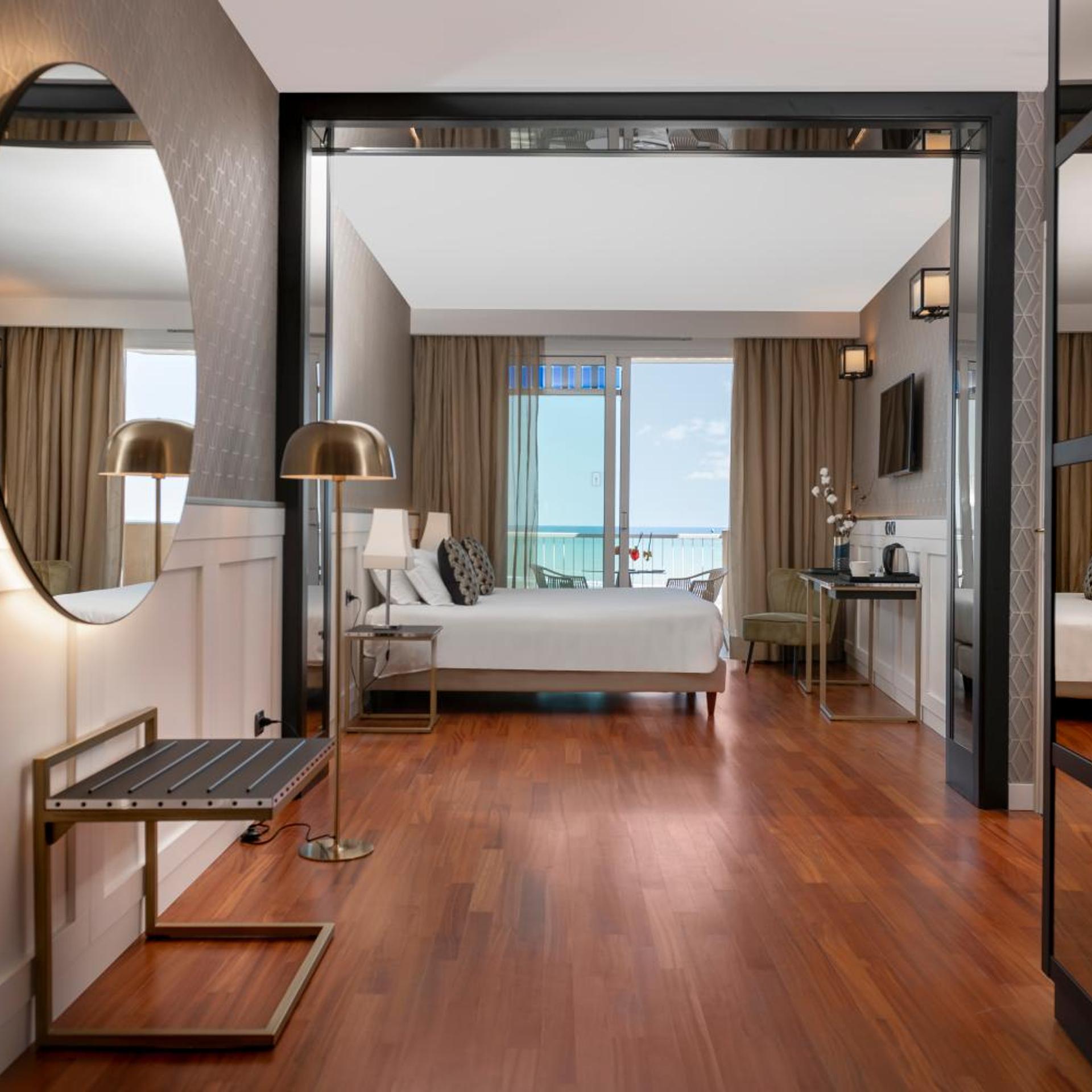غرفة ديلوكس ثلاثية بإطلالة على البحر، Savoia Hotel Rimini 5/8