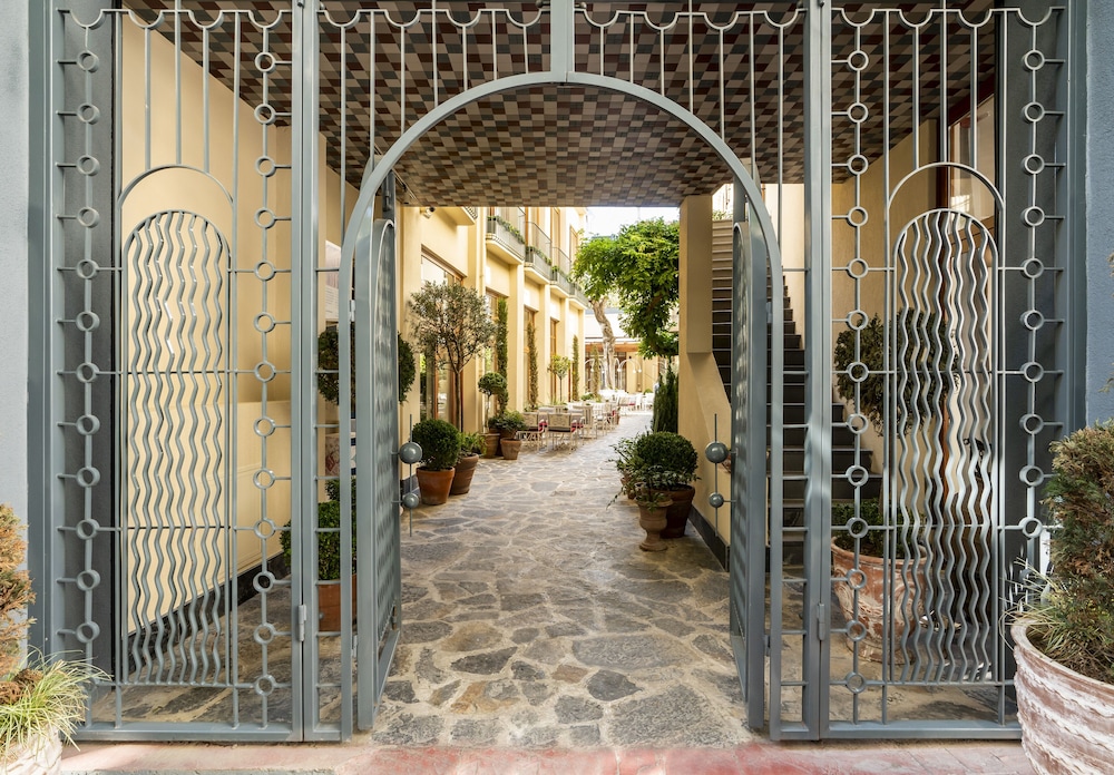 Ecole St. Pierre Hotel 42/50
