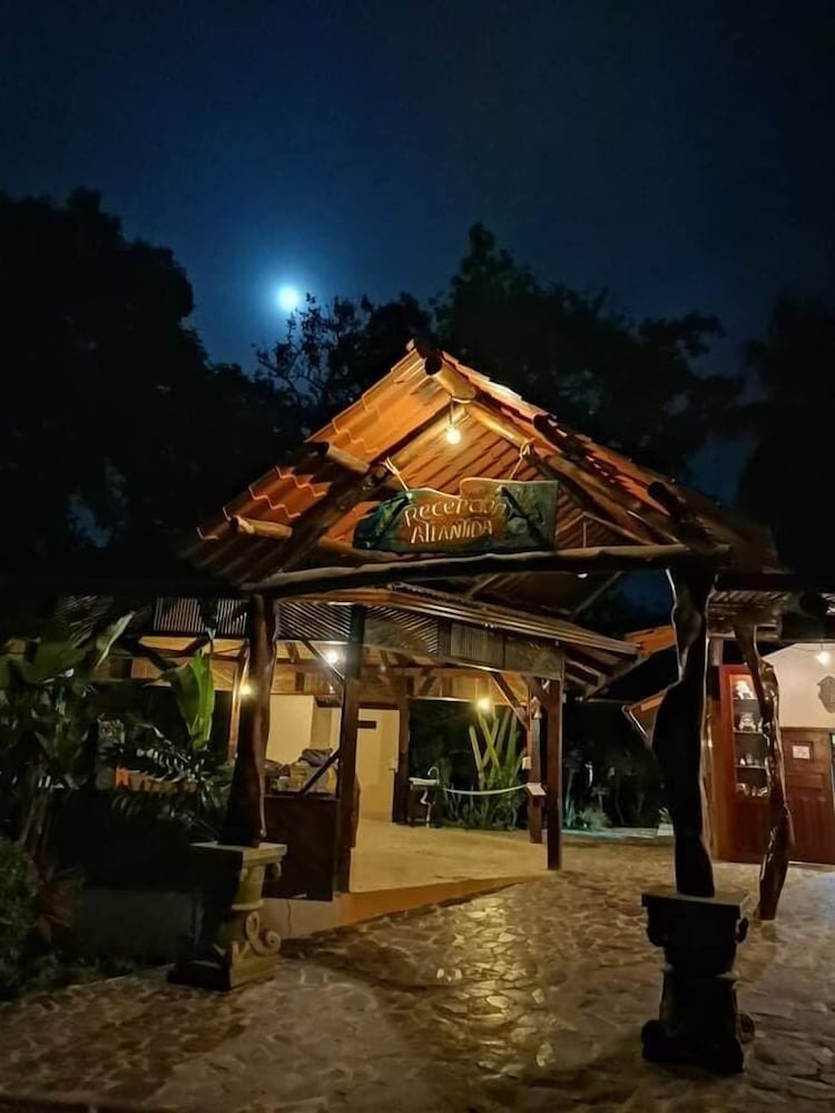 Atlantida Lodge 2/63