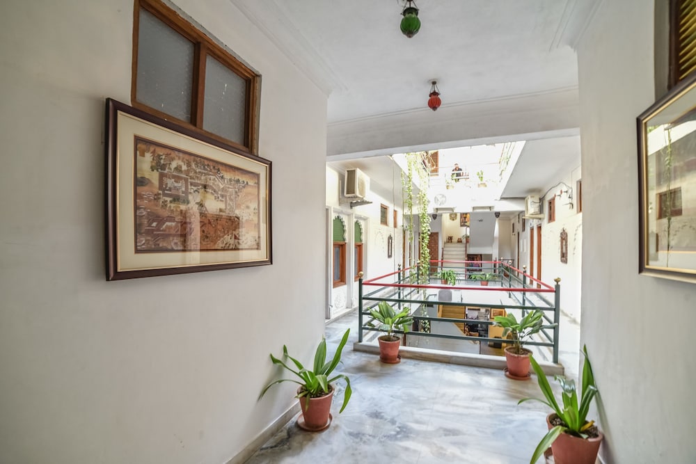 Hotal Devraj Niwas on Lake Pichola Udaipur 8/50