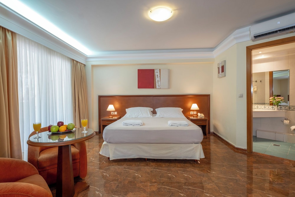SEMI BASEMENT, DOUBLE OR TWIN BED