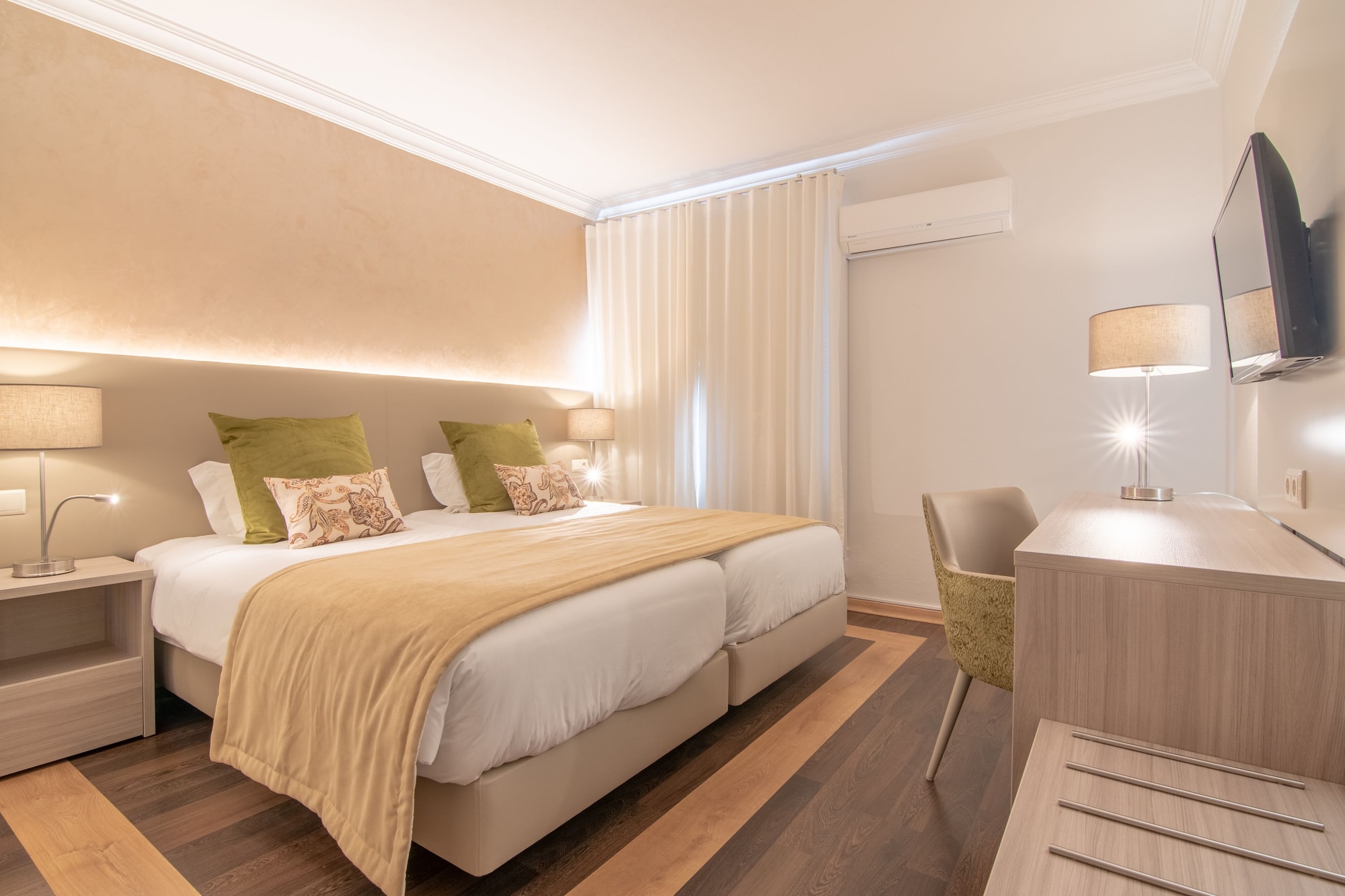 ROOM, TWIN BEDS