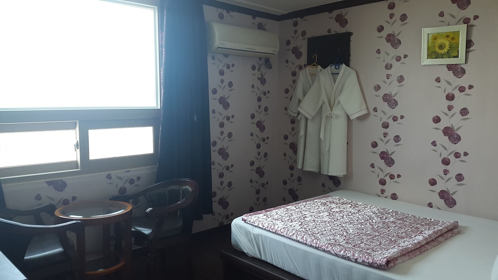 Saipan Motel 6/34