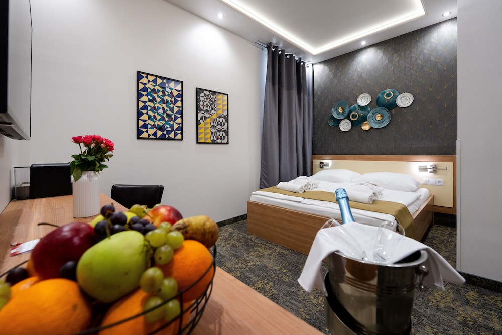 Garzon Plaza 33/48